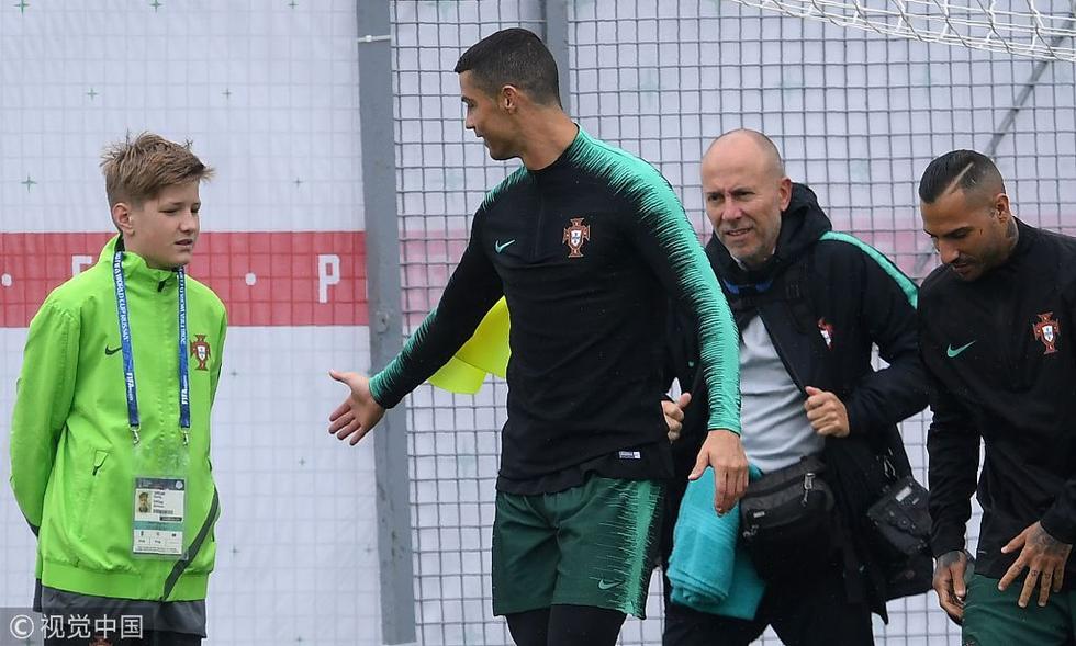 九游体育app官方下载-葡萄牙体育训练开放日，今夜单刀错失引欢呼，荷甲在即，训练强度明显提升的简单介绍